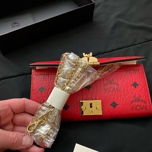 MCM wallet on a Chain NWT